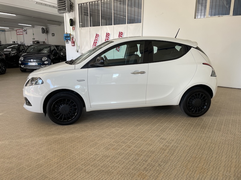 Lancia Ypsilon 1.0 FireFly 69cv 5p. Hybrid Ecochic Silver - immagine 2