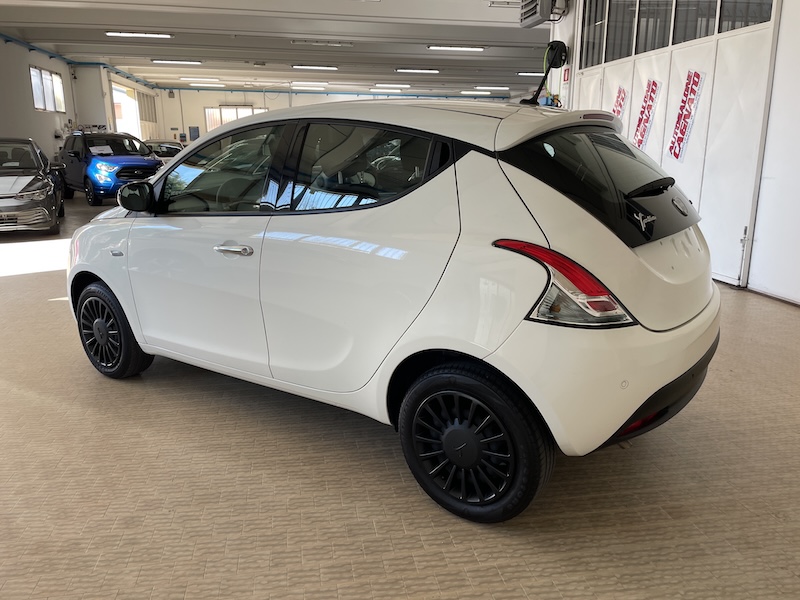 Lancia Ypsilon 1.0 FireFly 69cv 5p. Hybrid Ecochic Silver - immagine 3