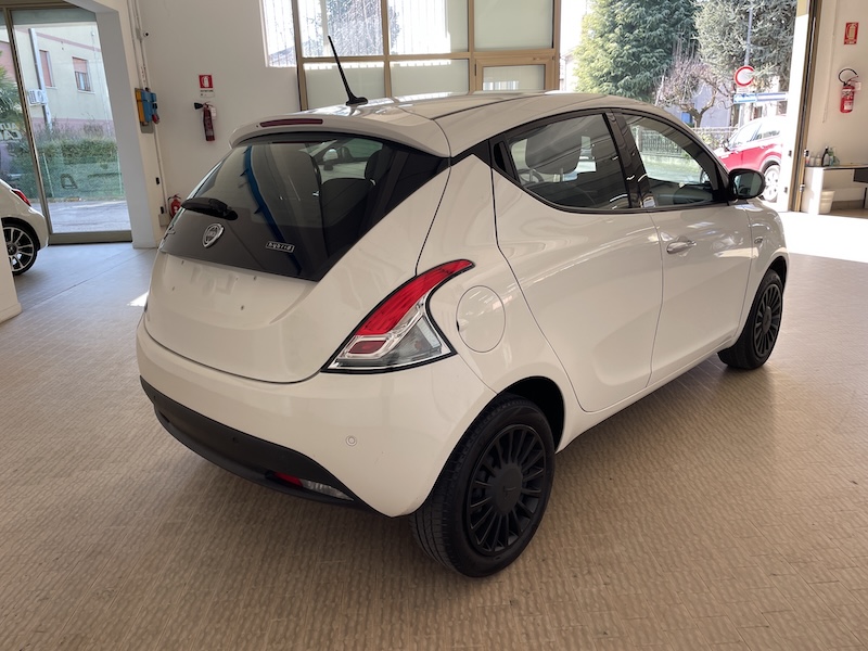 Lancia Ypsilon 1.0 FireFly 69cv 5p. Hybrid Ecochic Silver - immagine 4