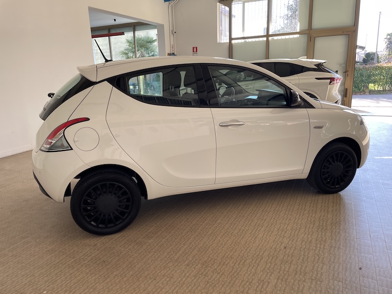 Lancia Ypsilon 1.0 FireFly 69cv 5p. Hybrid Ecochic Silver - immagine 5