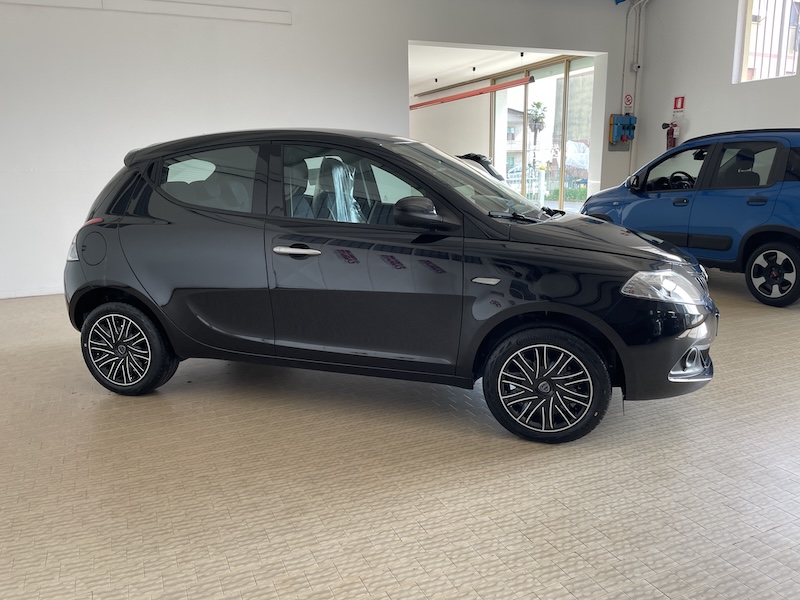 Lancia Ypsilon 1.0 FireFly 70cv 5p. Hybrid ORO Km0 Km0+Clima autom. - immagine 3