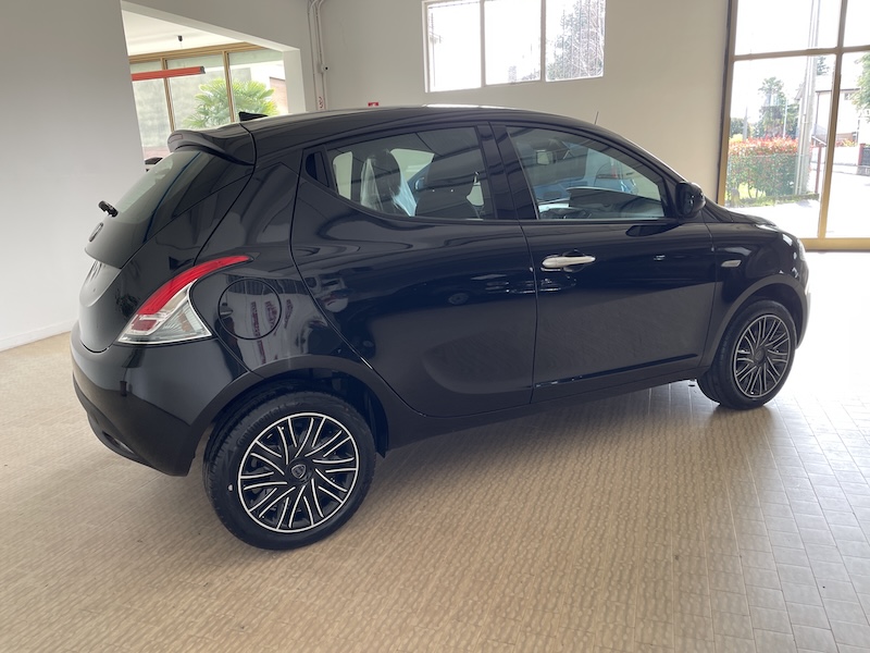Lancia Ypsilon 1.0 FireFly 70cv 5p. Hybrid ORO Km0 Km0+Clima autom. - immagine 4
