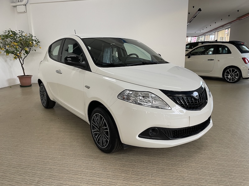 Lancia Ypsilon 1.0 FireFly 70cv 5p. Hybrid ORO Km0+Clima autom.+Sensori - immagine 2