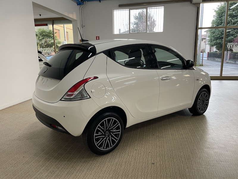 Lancia Ypsilon 1.0 FireFly 70cv 5p. Hybrid ORO Km0+Clima autom.+Sensori - immagine 5