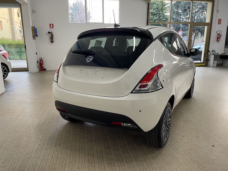 Lancia Ypsilon 1.0 FireFly 70cv 5p. Hybrid ORO Km0+Clima autom.+Sensori - immagine 6