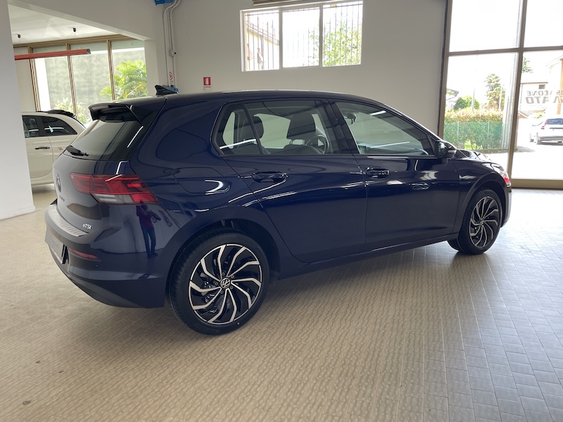 VW Golf 8 1.0 110cv eTSI Evo Life+Cerchi17+Luci Soffuse+Appconnect - immagine 8