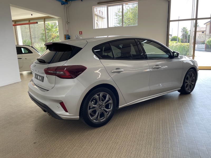 Ford Focus 1.0 Ecoboost hybrid 125cv ST-Line 5 porte 2024 Km12000 - immagine 9